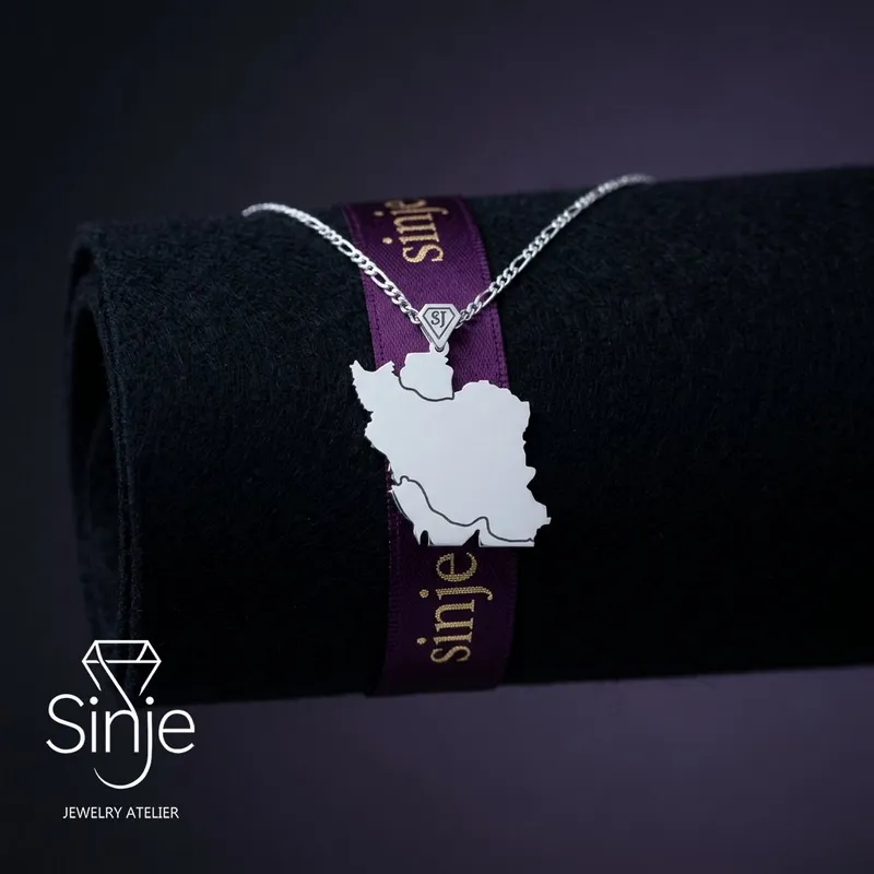 گردنبند نقشه ایران؛ وقتی تکه‌ای از وطن همیشه همراه شماست | Sinje